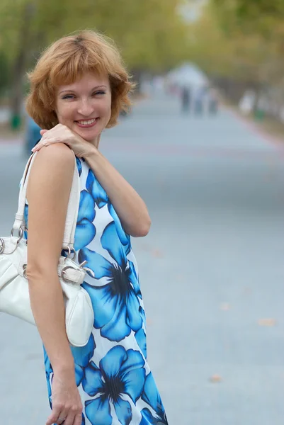Beautiful woman on the park road — Stock Photo, Image