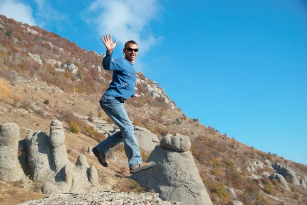 Άνθρωπος πηδά πάνω στα βράχια — Φωτογραφία Αρχείου