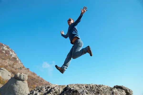 男子跳上岩石 — 图库照片