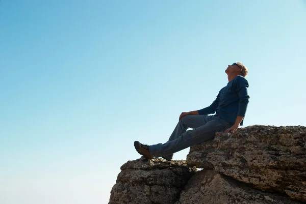 Mann gestikuliert auf dem Felsen — Stockfoto
