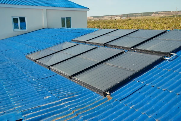 Solární vodní topný systém — Stock fotografie