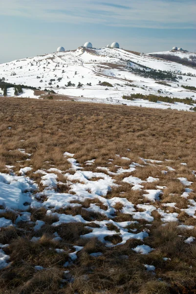 Зимнее поле в горах . — стоковое фото