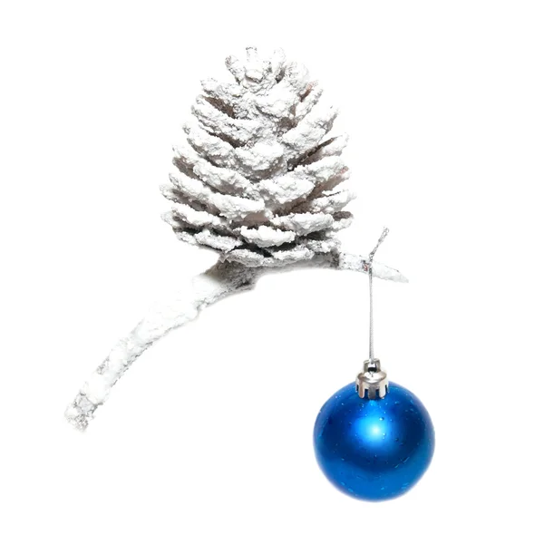 Christmas snow kegel met blauwe bauble. — Stockfoto