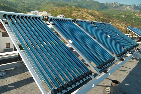 Sistema solar de calentamiento de agua al vacío — Foto de Stock