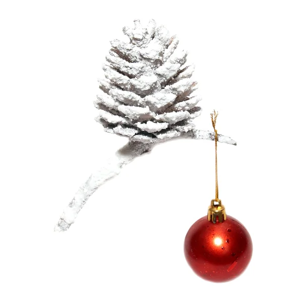 Cone de neve de Natal com bugiganga vermelha . — Fotografia de Stock