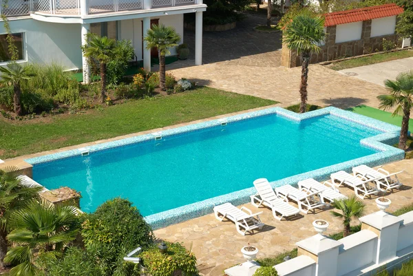 Huis met de blauwe zwembad — Stockfoto