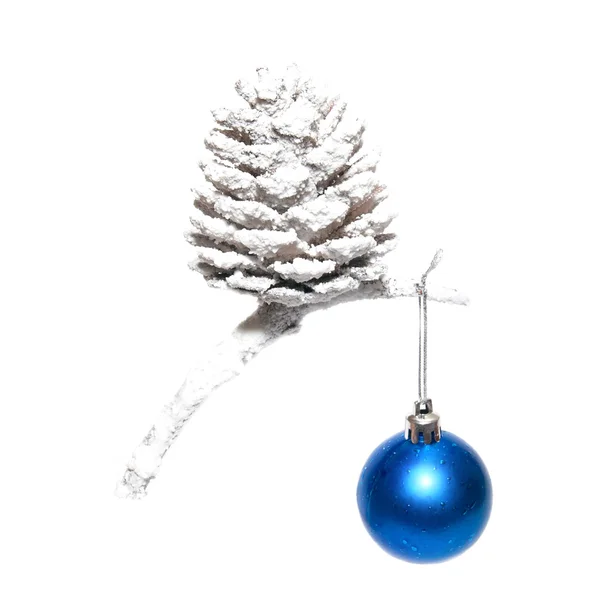 Cone de neve de Natal com bugiganga azul . — Fotografia de Stock