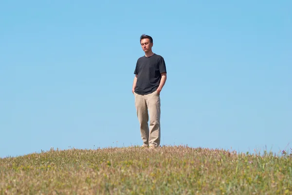 Çim sahada genç adam — Stok fotoğraf