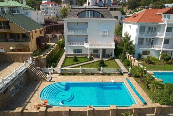Дом с синим бассейном — стоковое фото