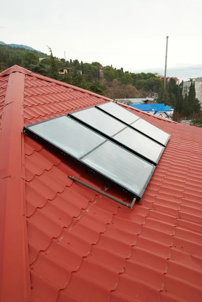 Solaranlage zur Warmwasserbereitung. — Stockfoto