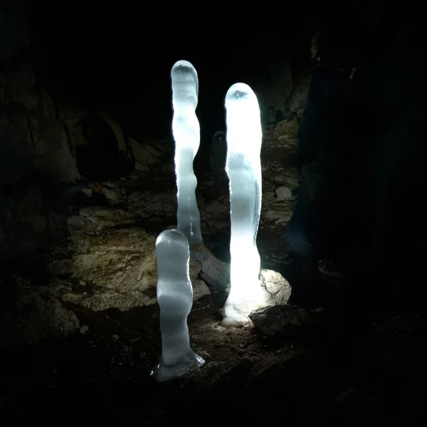 Luminiscenční ledových stalagmitů v jeskyni. — Stock fotografie