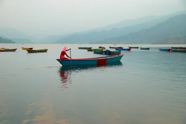 Barche in legno sul lago — Foto stock gratuita