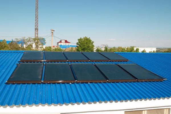 Solaranlage zur Warmwasserbereitung — Stockfoto
