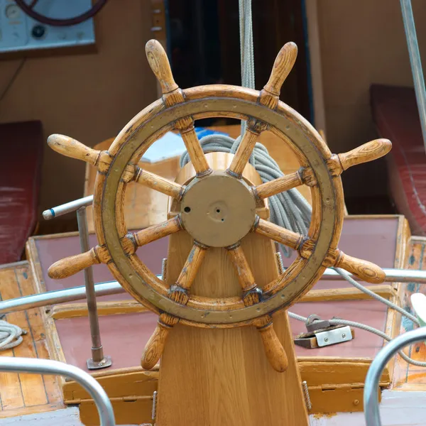 Руль старой лодки — стоковое фото