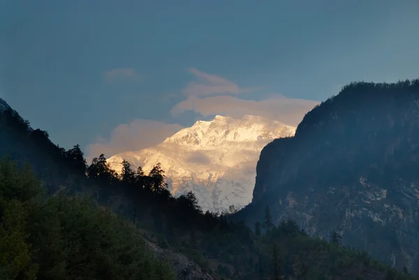 Ανατολή του ηλίου στο βουνό, Νεπάλ — Φωτογραφία Αρχείου