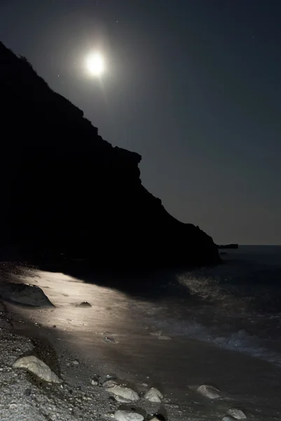 Лунная ночь на море — стоковое фото