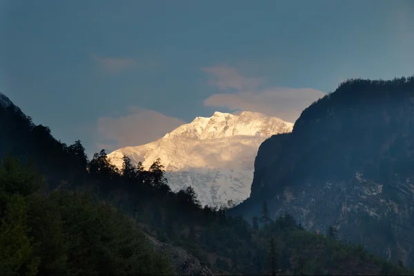 Sonnenaufgang am Berg, Nepal — Stockfoto