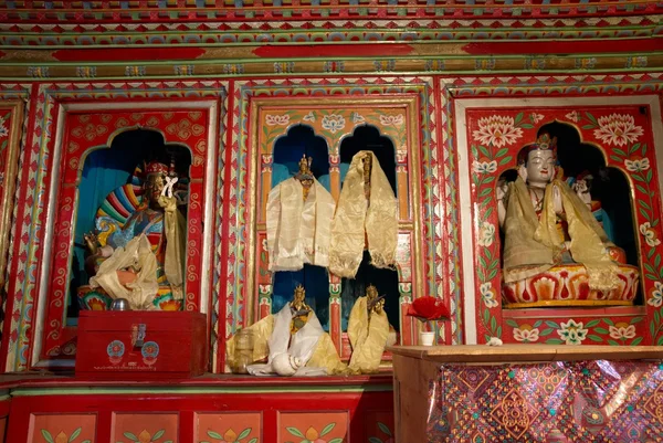 Vnitřek chrámu buddhistickými — Stock fotografie