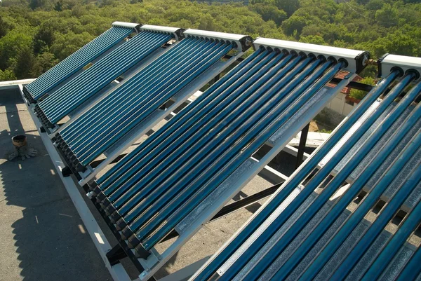 真空の太陽熱温水暖房システム — ストック写真