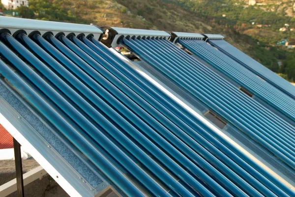 Вакуумная солнечная система нагрева воды — стоковое фото