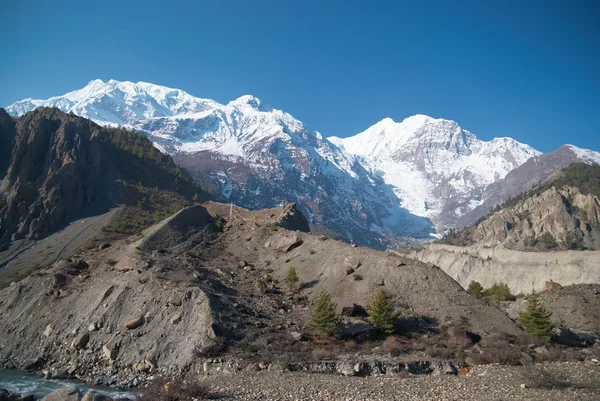 Verschneite tibetische Berge — Stockfoto