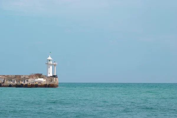 Leuchtturm in der Bucht. — Stockfoto