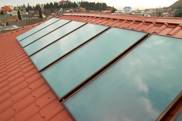 Sistema de aquecimento solar de água . — Fotografia de Stock