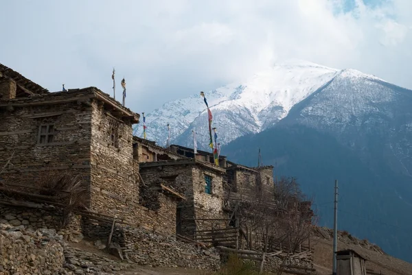 Aldeia tibetana na montanha do Himalaia . — Fotografia de Stock
