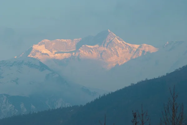 Zonsopgang bij de berg, nepal — Stockfoto