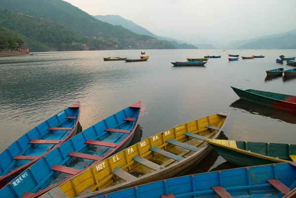 Деревянные лодки на озере — стоковое фото