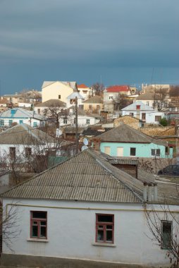 fırtına bulutları ile kırsal evleri.