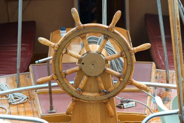 Руль старой лодки — стоковое фото
