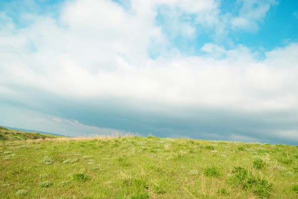 Зеленый пейзаж с облаками . — стоковое фото
