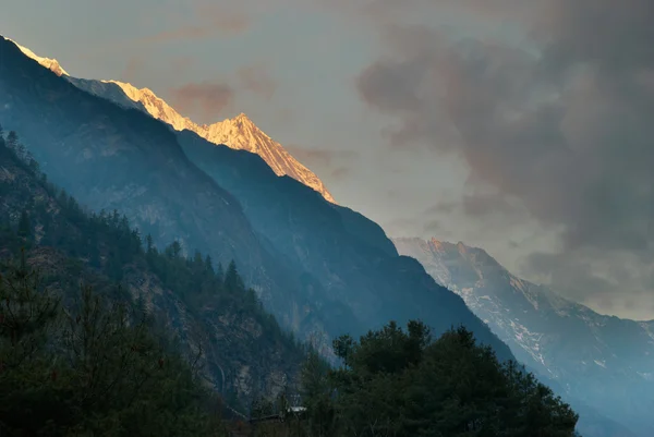 Wschód słońca w górach, nepal — Zdjęcie stockowe