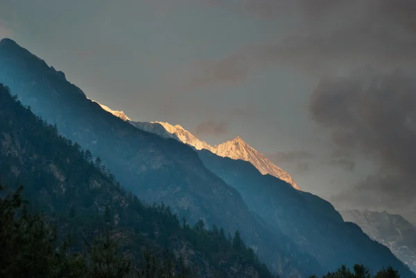 Soluppgång på berget, nepal — Stockfoto