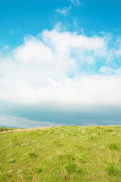 Зеленый пейзаж с облаками . — стоковое фото