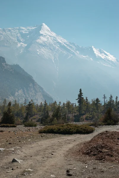 在喜马拉雅山中的西藏路. — 图库照片