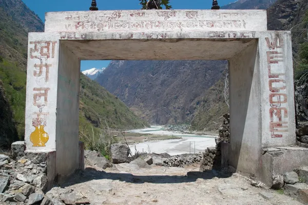 Ворота в тибетский город — стоковое фото