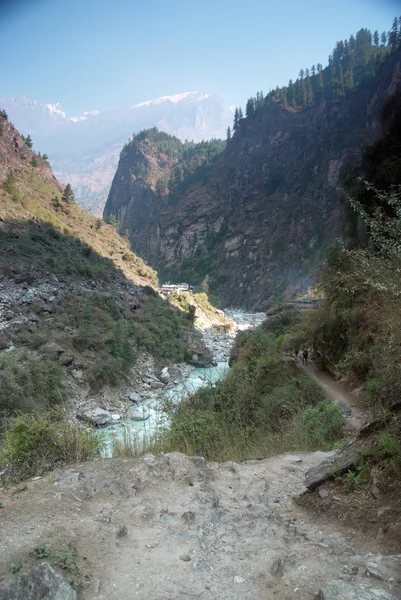 Marsyangdi rivier en annapurna berg — Stockfoto