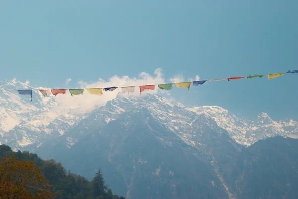 Bandiere buddiste di preghiera e montagne . — Foto Stock