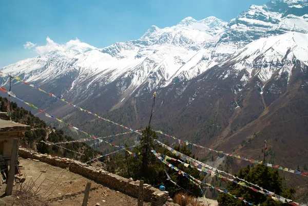 Bandiere buddiste di preghiera e montagne . — Foto Stock