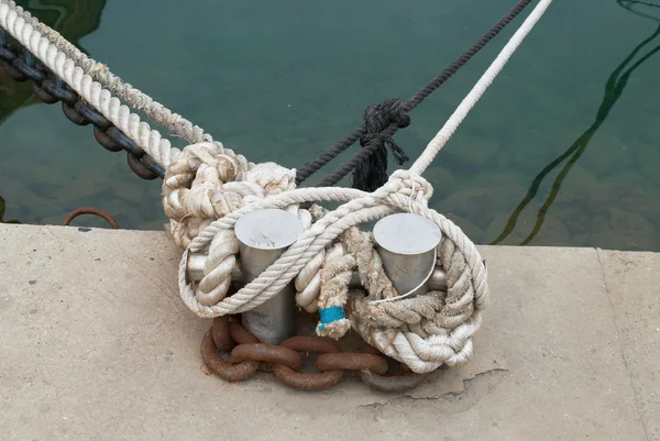 Förtöjning och riddare med rep — Stockfoto