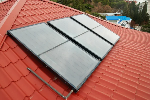 Solaranlage zur Warmwasserbereitung. — Stockfoto