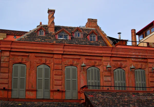 Çatı ve Avrupa tarzı içinde pencere eşiği — Stok fotoğraf