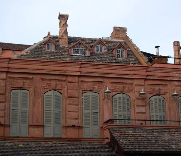 Çatı ve Avrupa tarzı içinde pencere eşiği — Stok fotoğraf