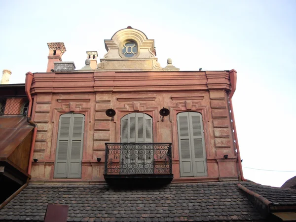 Střecha a balkon v evropském stylu — Stock fotografie