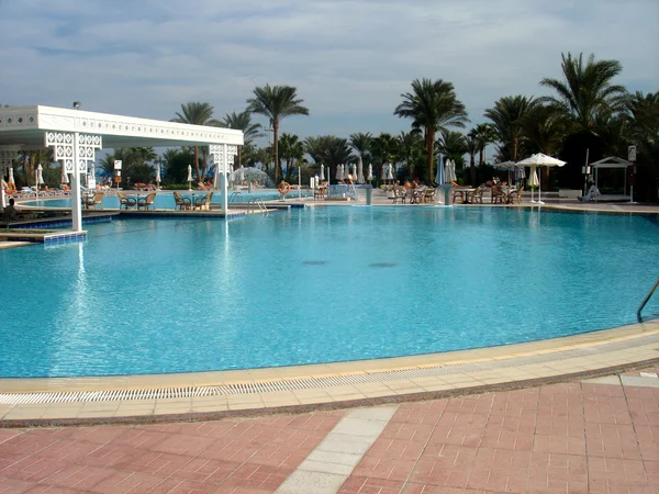 Swimming pool at popuar hotel — Stock Photo, Image