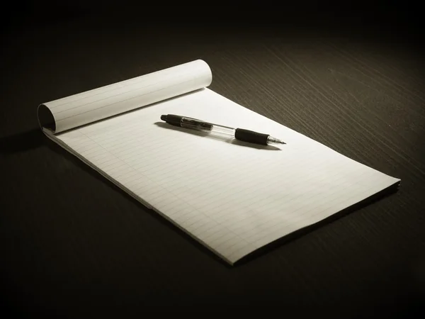 Блокнот с ручкой — стоковое фото