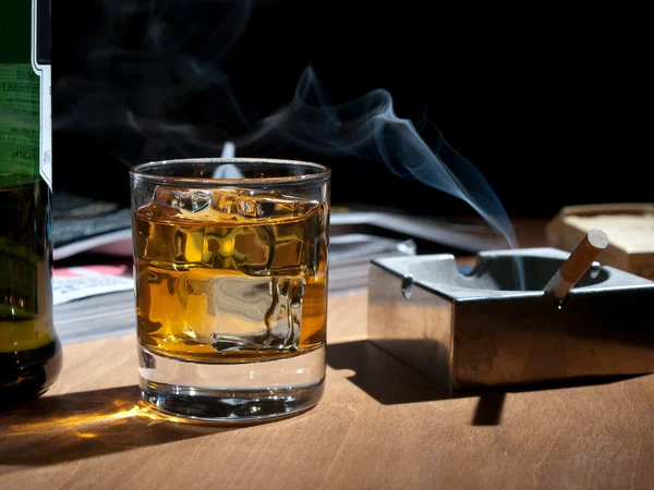 Виски и сигареты — стоковое фото