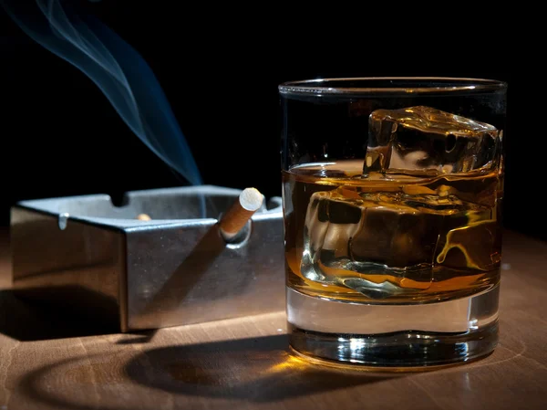 Fumar e beber — Fotografia de Stock